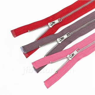 Jaqueta negra cremallera de plata