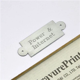 Plaques de nom gravades en metall