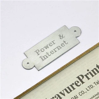 Plaques de nom gravades en metall