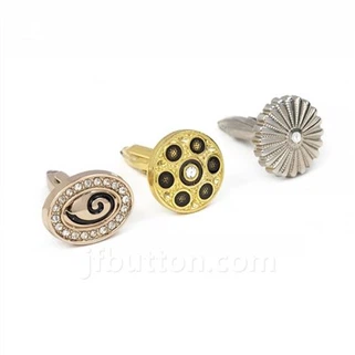 Els punys blancs d'or amb diamants